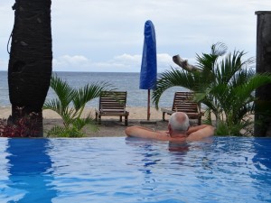 Bhuana Beach hotel zwembad met uitzicht