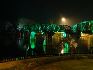 De verlichte Bridge over the River Kwai