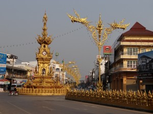 De Gouden klokkentoren in het straatbeeld.