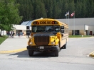 04-de-schoolbus-tegenover-de-camping
