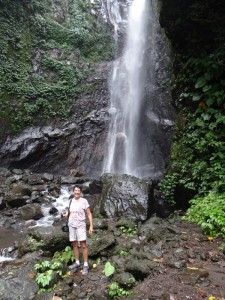 Onder de waterval in de "regen"