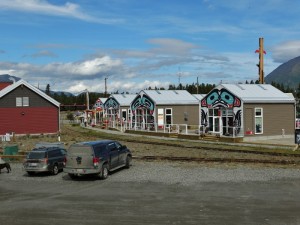 Native Art op de huisjes in Carcross