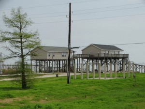 Paalwoningen langs de kust 