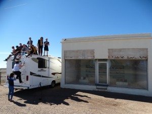 Op de camper bij de "Prada" shop