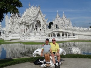 Een stralend witte tempel