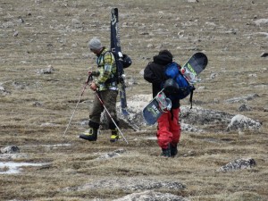 Skiers op weg naar de sneeuw