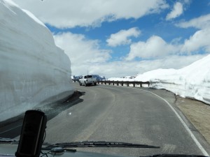 Hoge sneeuwmuren markeren de weg