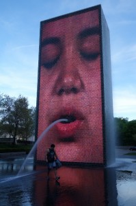 Glazen waterwand in Milleniumpark