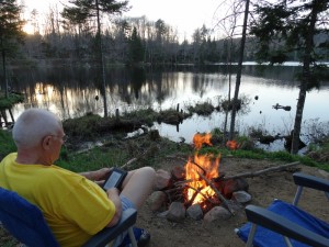 Rust en een vuurtje aan het meer in Old Forge