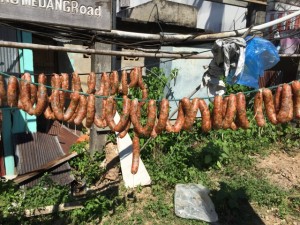 De worsten hangen te drogen in de "tuin"