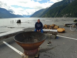 De vuurpot op de pier van Hyder