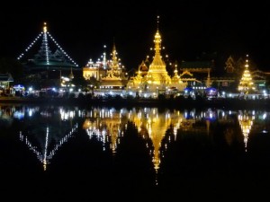 Mae Hong Son tempel bij nacht