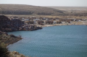 Uitzicht op Bottomless Lake met campground