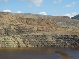 Berkeley Pit in Butte, nu vol met water