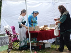 Traditioneel gekleedde Russische vrouwen op de Farmers Market