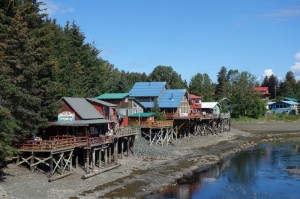 Seldovia huizen met laag water