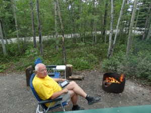 Teslin Lake campground met vuurhaard