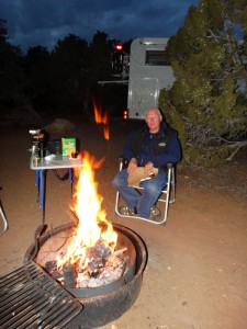 Houtvuurtje in Natural Bridges Campground