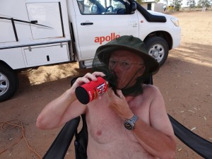 Een biertje drinken met vliegennetje is lastig