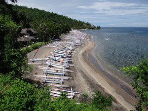 Balinese vissersbootjes op het strand