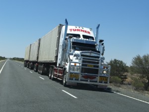 De beroemde Road Trains op Stuart Highway